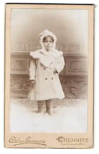 Fotografie Aletier Germanie, Chemnitz, Zwickauerstr. 2, Portrait Mädchen im Pelzmantel mit Haube