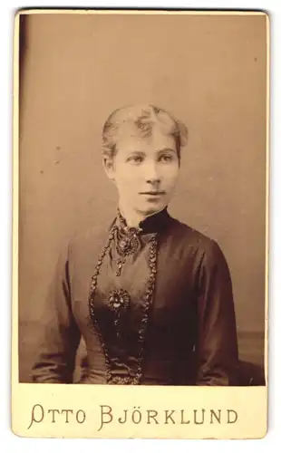 Fotografie Otto Björklund, Halmstadt, Frederikswall, Portrait junge Frau im Biedermeierkleid