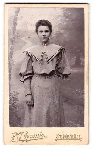 Fotografie P. Thomle, St. Merlöse, Portrait junge Frau im Kleid vor einer Studiokulisse