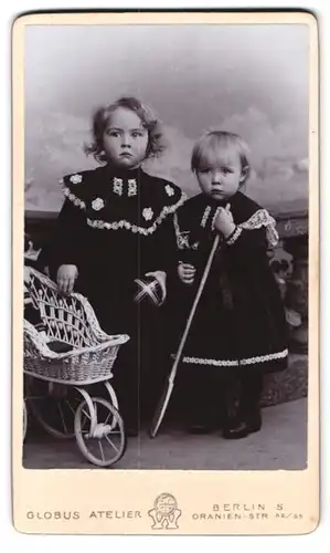 Fotografie Globus Atelier, Berlin, Oranienstr. 52 /55, Portrait zwei kleine Schwestern in Kleidern mit Puppenwagen