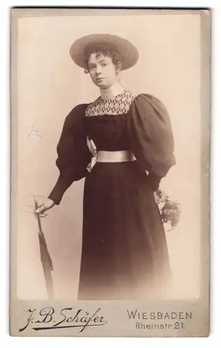 Fotografie J. B. Schäfer, Wiesbaden, Rheinstr. 21, Portrait junge Frau im dunklen Kleid mit Sommerhut und Schirm