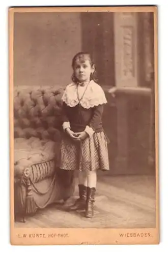 Fotografie L. W. Kurtz, Wiesbaden, Friedrichstr. 2, Portrait Mädchen im karierten Rock mit Bluse und Spitzenkragen