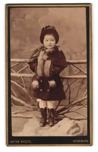 Fotografie Anton Kreutl, Würzburg, Portrait kleines Mädchen im Wintermantel mit Muff und Mütze