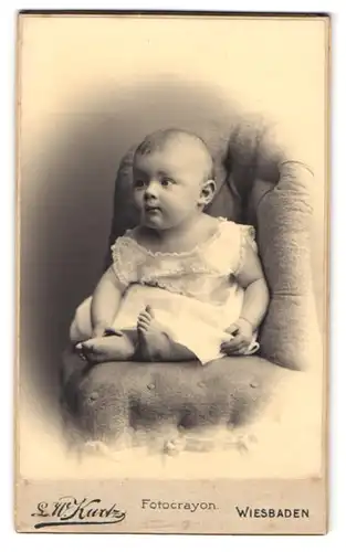 Fotografie L. W. Kurtz, Wiesbaden, Friedrichstr. 4, Portrait Kleinkind im weissen Kleid sitzt im Sessel