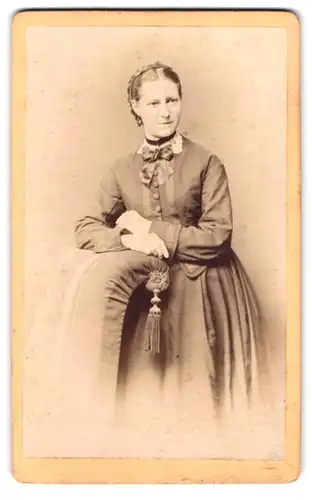 Fotografie L. Wagner, Carlsruhe, Hirschstr. 36. Portrait Frau im Kleid mit Schleife