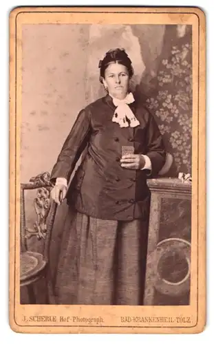 Fotografie J. Scherle, Bad Krankenheil, Portrait Dame im bürgerlichen Kleid mit Spielkarten in der Hand