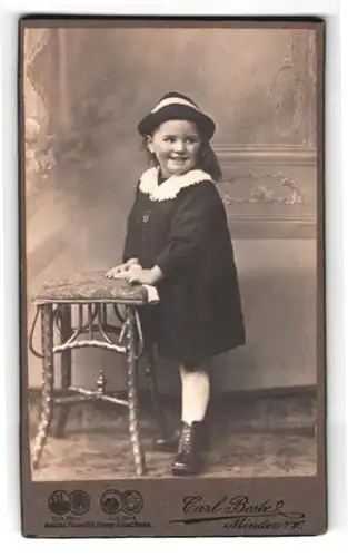 Fotografie Carl Beste, Minden i. W., Bäckerstr. 13, Portrait Mädchen im dunklen Kleid mit Hut