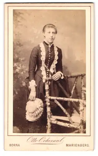 Fotografie Otto Ochermal, Borna, Löbstädterstr., Portrait junge Frau im Sommerkleid mit Hut und Sonnenschirm
