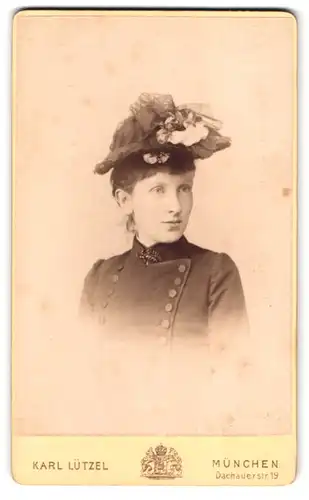 Fotografie Karl Lützel, München, Dachauerstr. 19, Portrait Dame im Kleid mit Blumenhut und Brosche
