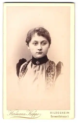 Fotografie Hermann Kapps, Hildesheim, Bernwardstr. 5, Portrait junge Frau im Kleid mit Brosche und Locken