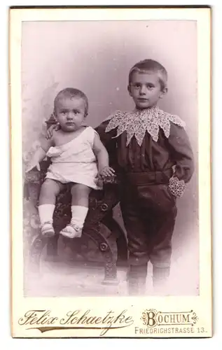 Fotografie Felix Schwetzke, Bochum, Friedrichstr. 13, Portrait zwei Geschwister im Anzug mit Spitzekragen