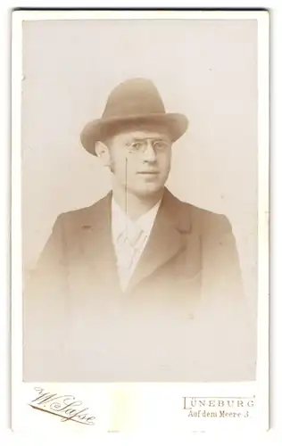 Fotografie W. Sasse, Lüneburg, Aut dem Meere 3, Portrait Herr im Anzug mit Hut und Zwicker Brille