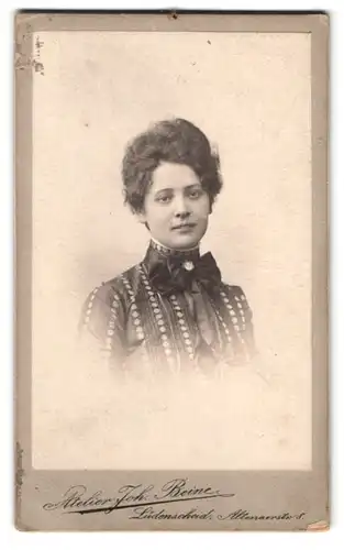 Fotografie Joh. Beine, Lüdenscheid, Altenaerstr. 8, Portrait Frau im Kleid mit Schleife und Locken