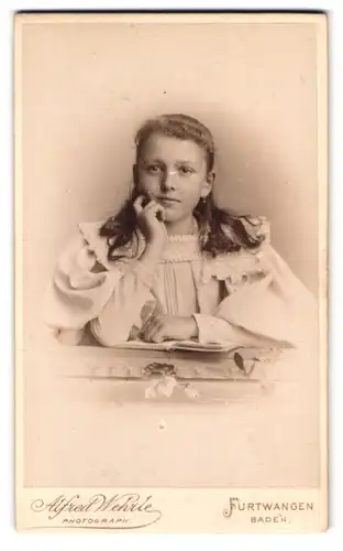 Fotografie Alfred Wehrle, Furtwangen / Baden, Portrait Mädchen im Kleid mit langen Haaren
