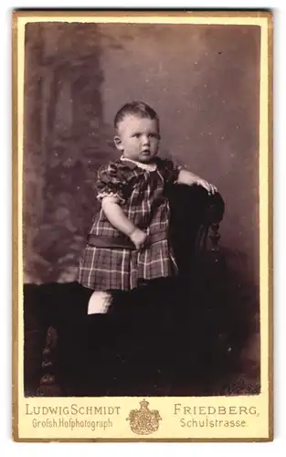 Fotografie Ludwig Schmidt, Friedberg, Schulstr. 357, Portrait Mädchen im karierten Kleid