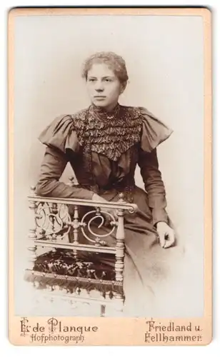 Fotografie Fr. de Planque, Friedland, Portrait junge Frau im Kleid mit Locken