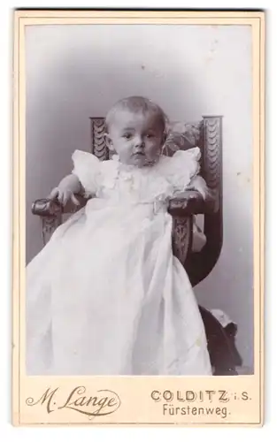 Fotografie M. Lange, Colditz, Fürstenweg, Portrait kleines Kind im langen weissen Kleid sitzt im Stuhl
