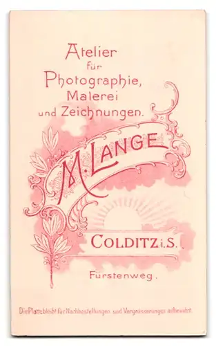 Fotografie M. Lange, Colditz, Fürstenweg, Portrait kleines Kind im langen weissen Kleid sitzt im Stuhl