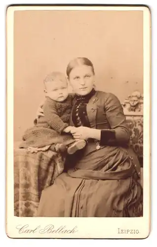 Fotografie Carl Bellach, Leipzig, Gellertstr. 12, Portrait Mutter mit Kleinkind im Kleid