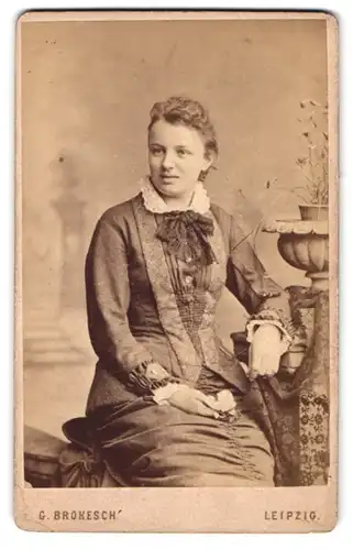 Fotografie G. Broksch, Leipzig, Zeitzerstr. 19, Portrait junge Frau im Biedermeierkleid mit Schleife
