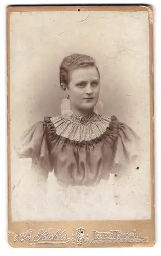 Fotografie Ad. Richter, Leipzig, Merseburgerstr., Portrait Dame im Kleid mit Ohrringen und Brosche