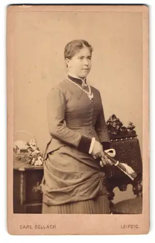 Fotografie Carl Bellach, Leipzig, Gellert-Str. 4, Portrait Dame im Biedermeierkleid mit Fächer und Halskette