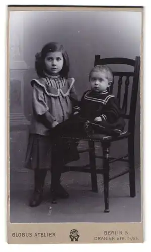 Fotografie Globus Atelier, Berlin, Oranienstr. 52 /55, Portrait Mädchen im Kleid mit kleinem Bruder