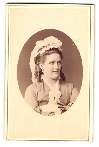 Fotografie Theodor Prümm, Berlin, Unter den Linden 51, Portrait Dame im Biedermeierkleid mit Haube