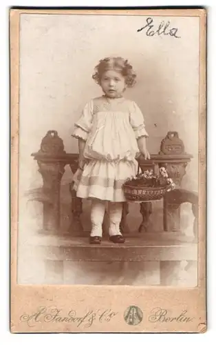 Fotografie R. Jansdorf & Co., Berlin, N. Brunnen-Str. 19-12, Portrait Mädchen Ella im weissen Kleid mit Locken