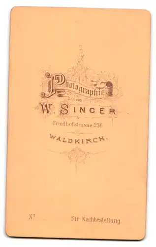 Fotografie W. Singer, Waldkirch, Friedhofstr 236, Portrait Kinder im Anzug mit Pelzhut und Kleid im Atelier