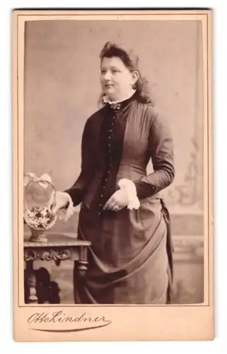 Fotografie Otto Lindner, Berlin, König-Str. 31, Portrait Dame im taillierten Kleid mit Locken