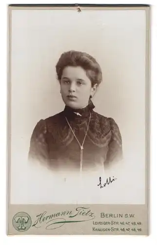 Fotografie Hermann Tietz, Berlin, Leipzigerstr. 46-49, Portrait Charlotte Westland im Kleid mit Halskette