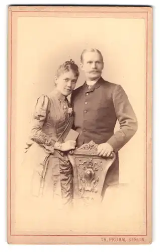 Fotografie Th. Prümm, Berlin, Unter den Linden 51, Portrait Eheleute im Anzug und Kleid mit Locken