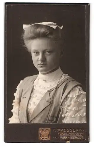 Fotografie F. Maesser, Wernigerode, Portrait junge Frau im Kleid mit Haarschleife