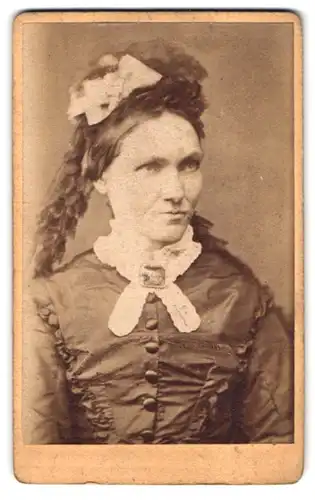 Fotografie Fried. Goebel, Witten a. d. Ruhr, am Markt, Portrait Dame im Biedermeierkleid mit Zopf