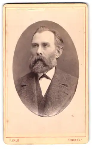 Fotografie F. Halm, Constanz, Augustiner-Str. 590, Portrait älterer Herr im Anzug mit Vollbart