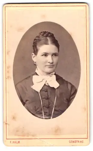 Fotografie F. Halm, Constanz, Augustiner-Str. 590, Portrait Dame im Biedermeierkleid mit hochgestecktem Zopf