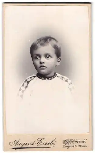 Fotografie August Eisele, Neuwied a. Rh., Rheinstr. 45, Portrait kleiner Junge im gemusterten Oberteil