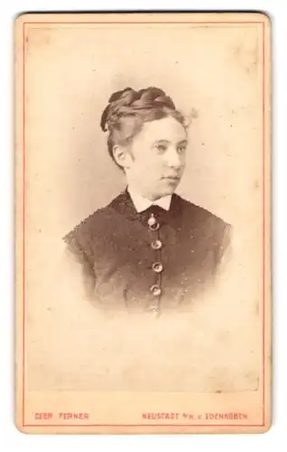 Fotografie Gebr. Ferner, Neustad a. H., Eisenbahnstr., Portrait junge Frau im Kleid mit Hochsteckfrisur