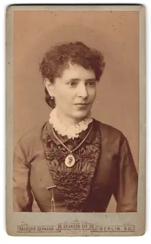 Fotografie Francois Cornand, Berlin, Neanderstr. 20, Portrait Dame im Biedermeierkleid mit Halskette, Locken