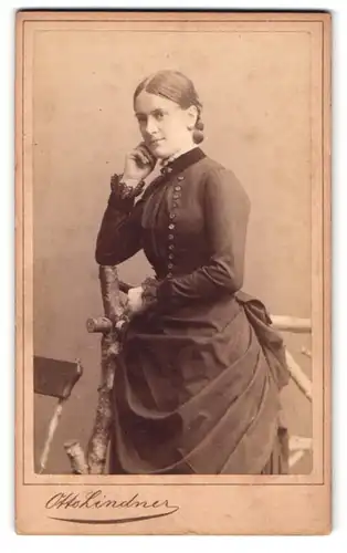 Fotografie Otto Lindner, Berlin, König-Str. 31, Portrait junge Frau Anna im Kleid mit Zopf