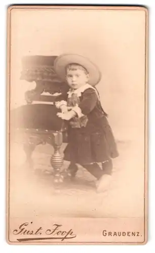 Fotografie Gust. Joop, Graudenz, Graben-Str. 26, Portrait kleines Mädchen im Kleid mit Sommerhut