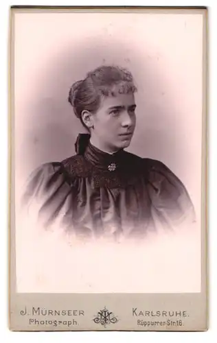 Fotografie J. Mürnseer, Karlsruhe, Rüppurrer-Str. 16, Portrait junge Frau im Kleid mit Brosche und Locken