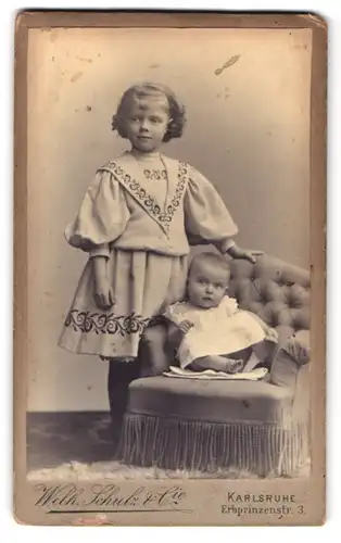 Fotografie Wilh. Schulz & Co., Karlsruhe, Erbprinzenstr. 3, Portrait Schwester und Kleinkind im Kleid mit Locken