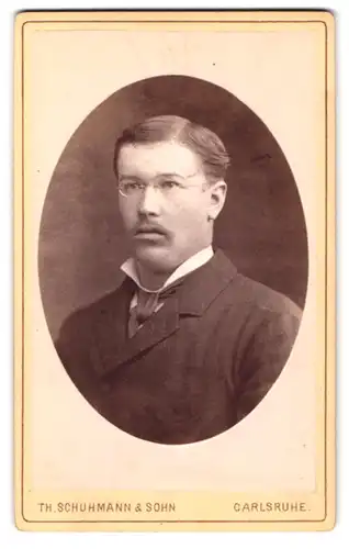 Fotografie Th. Schuhmann & Sohn, Carlsruhe, Amalienstr. 57, Portrait A. v. Degendorf im Anzug mit Brille