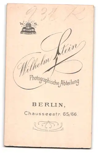 Fotografie Wilhelm Stein, Berlin, Chausseestr. 65 /66, Portrait SChwester und Kleinkind im Kleid it Haarschleife