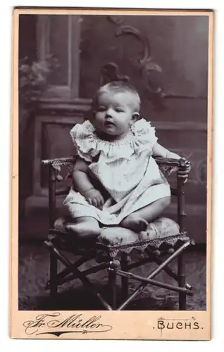 Fotografie Fr. Müller, Buchs, Neue Schulhausstr., Portrait Kleinkind im weissen Kleid mit Rüschenkragen