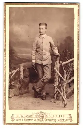 Fotografie G. Heitel, Wien, Hauptstr. 64, Portrait junger Knabe im Anzug mit Militärmütze