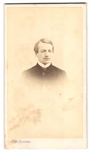 Fotografie Chéri Rousseau, St. Etienne /Loire, Portrait junger Herr in zeitgenössischer Kleidung