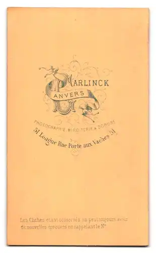 Fotografie H. Garlinck, Anvers, 51 Longue Rue Porte aux Vaches, verschmitzt lächelnder Herr im Mantel